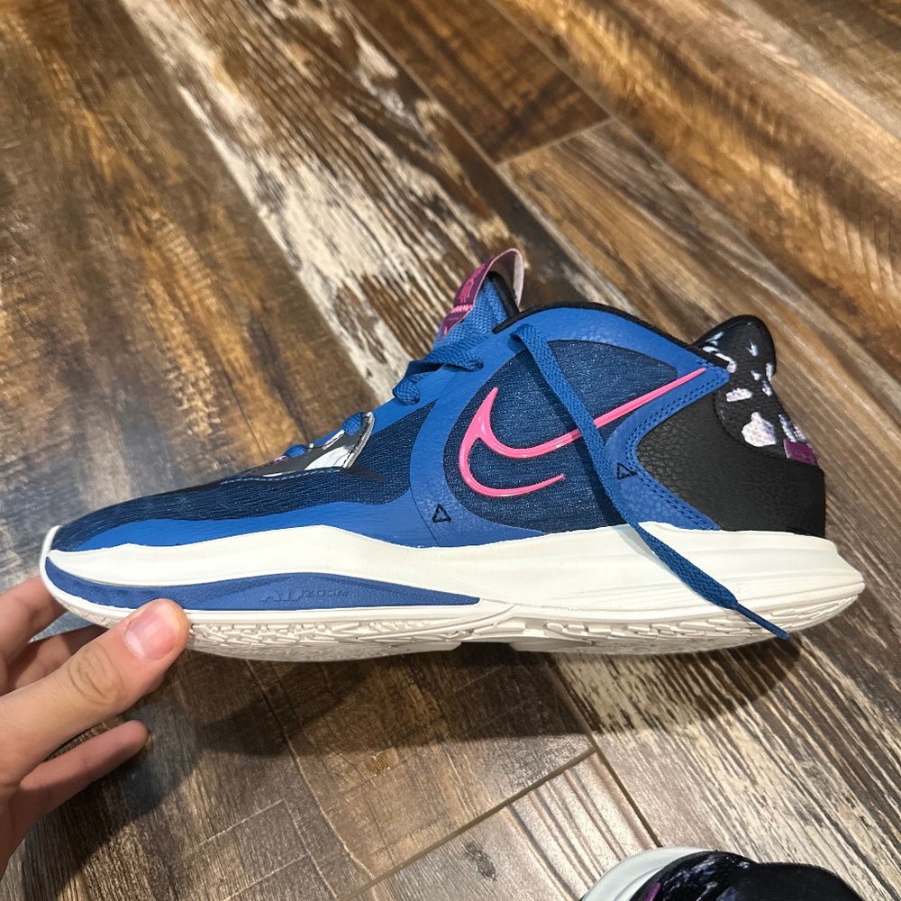 Nike Kyrie Low 5.  Dark Marina Blue